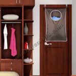 کیسه لباس چرک پشت دری