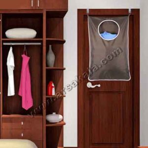 کیسه لباس چرک پشت دری